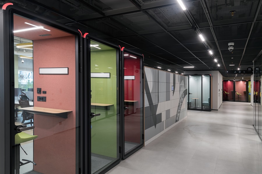Кабинки для переговоров в ИТ-хабе «Т-Технологии»